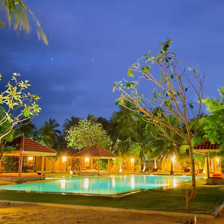 Blue Waves Kite Surfing Beach Resort Kalpitiya Exterior photo